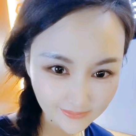 伊笑而过