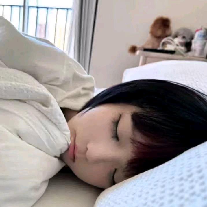 边雪彤.