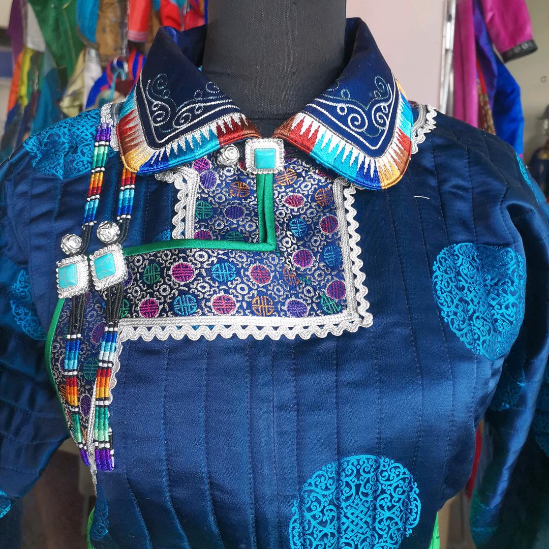 通拉嘎蒙古服饰店