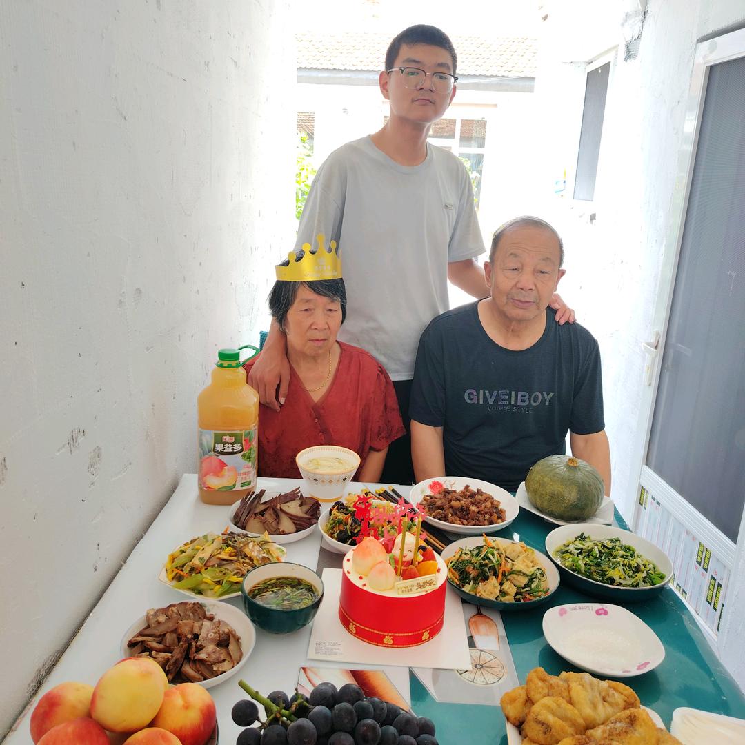 爱心水果干果店小平饭店往南150米路东