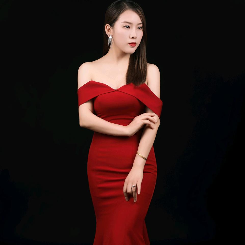 唐小串串香九龙店老板娘