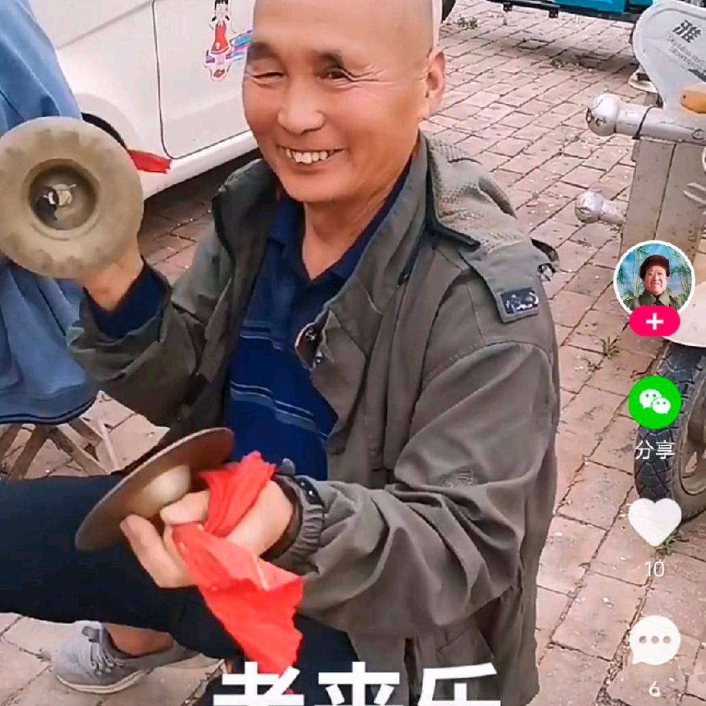 老张打鼓，就是敲着玩。