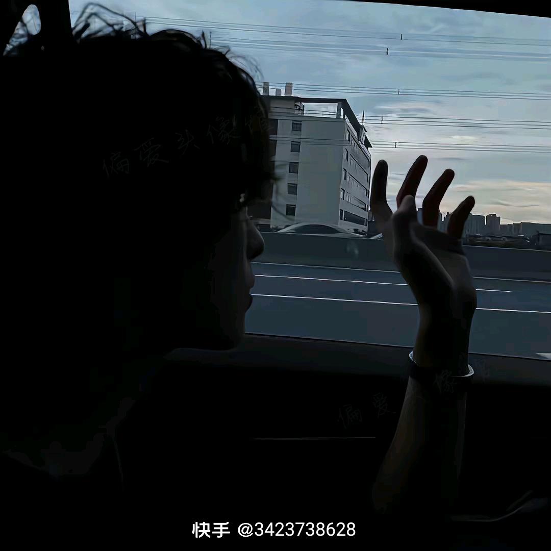䶬