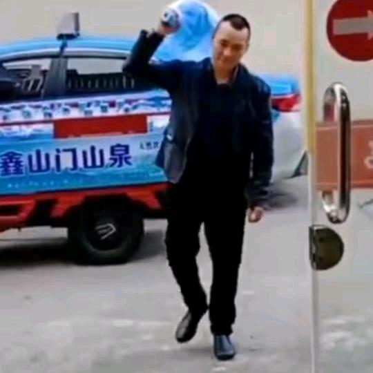 送水的六哥