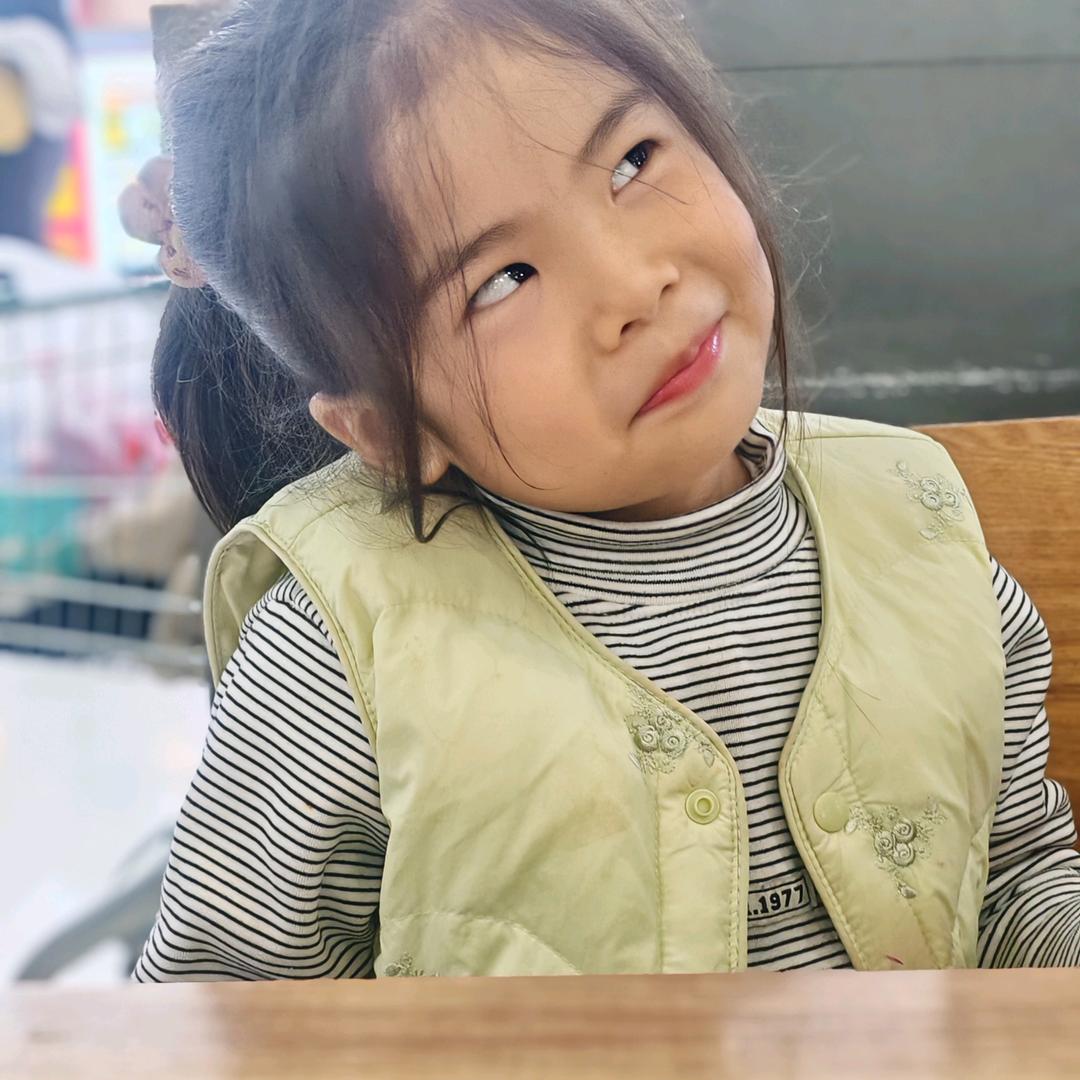 创业摆摊卖零食的两个二憨