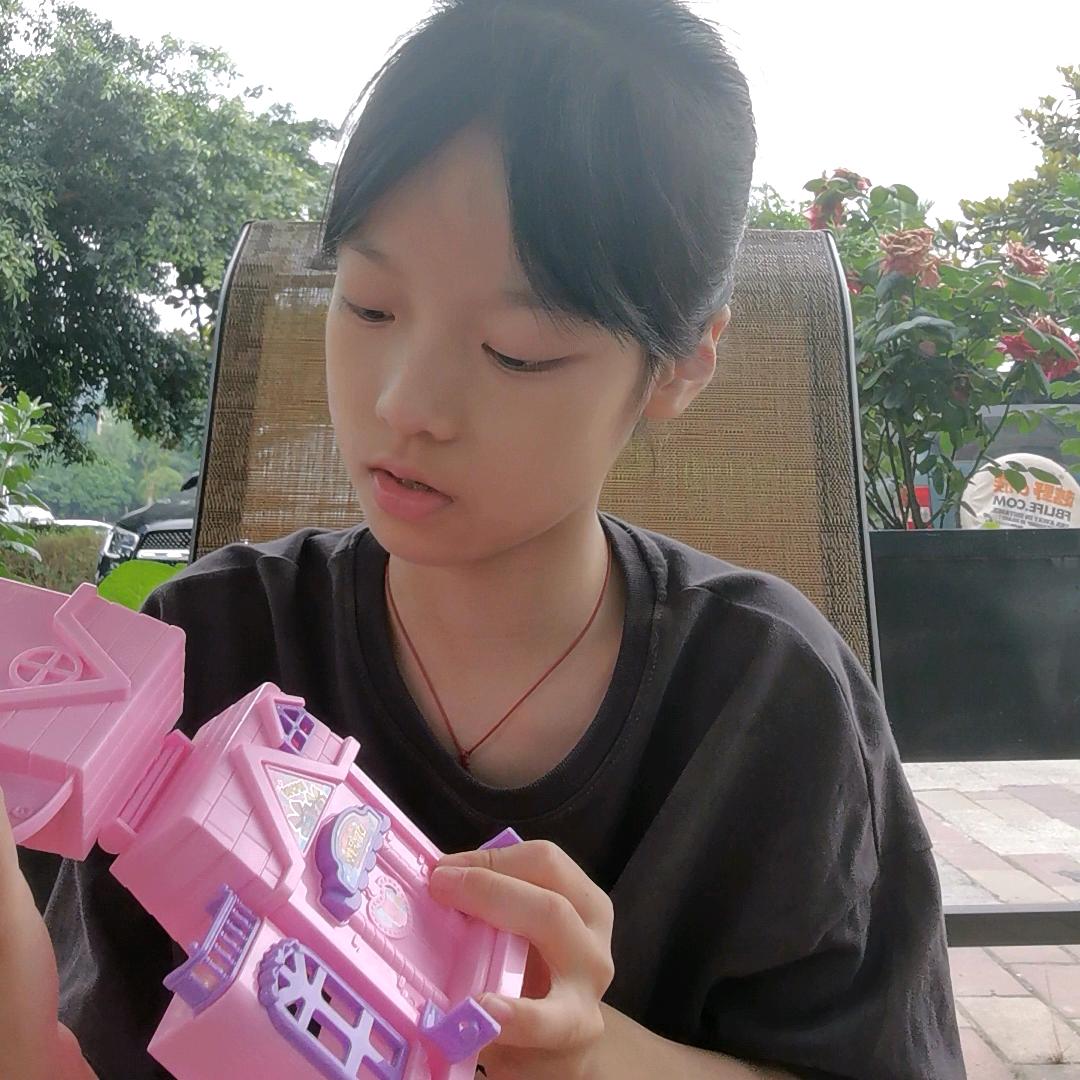 爱唱歌的小姐姐。