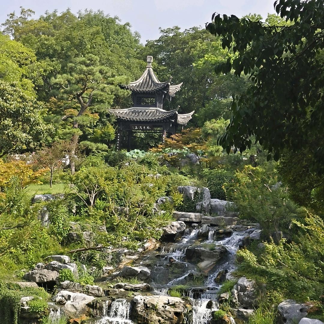 掷出窗外