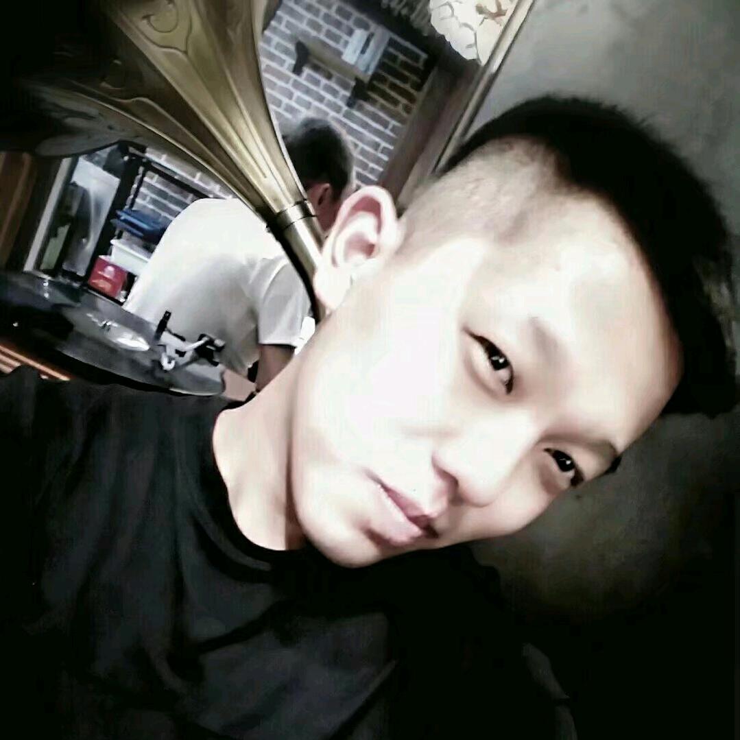 阿  冯.