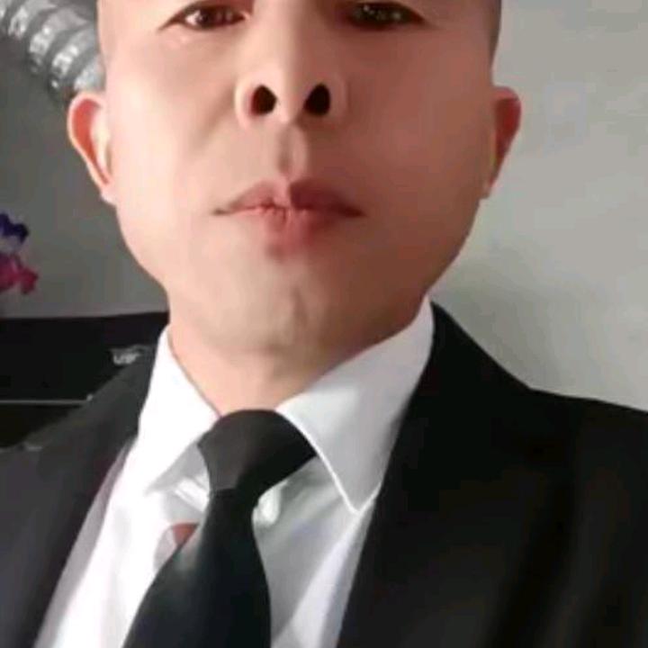 靠山山会倒靠人人会跑