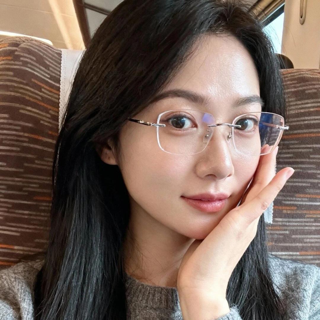 牵着蚂蚁的小猪