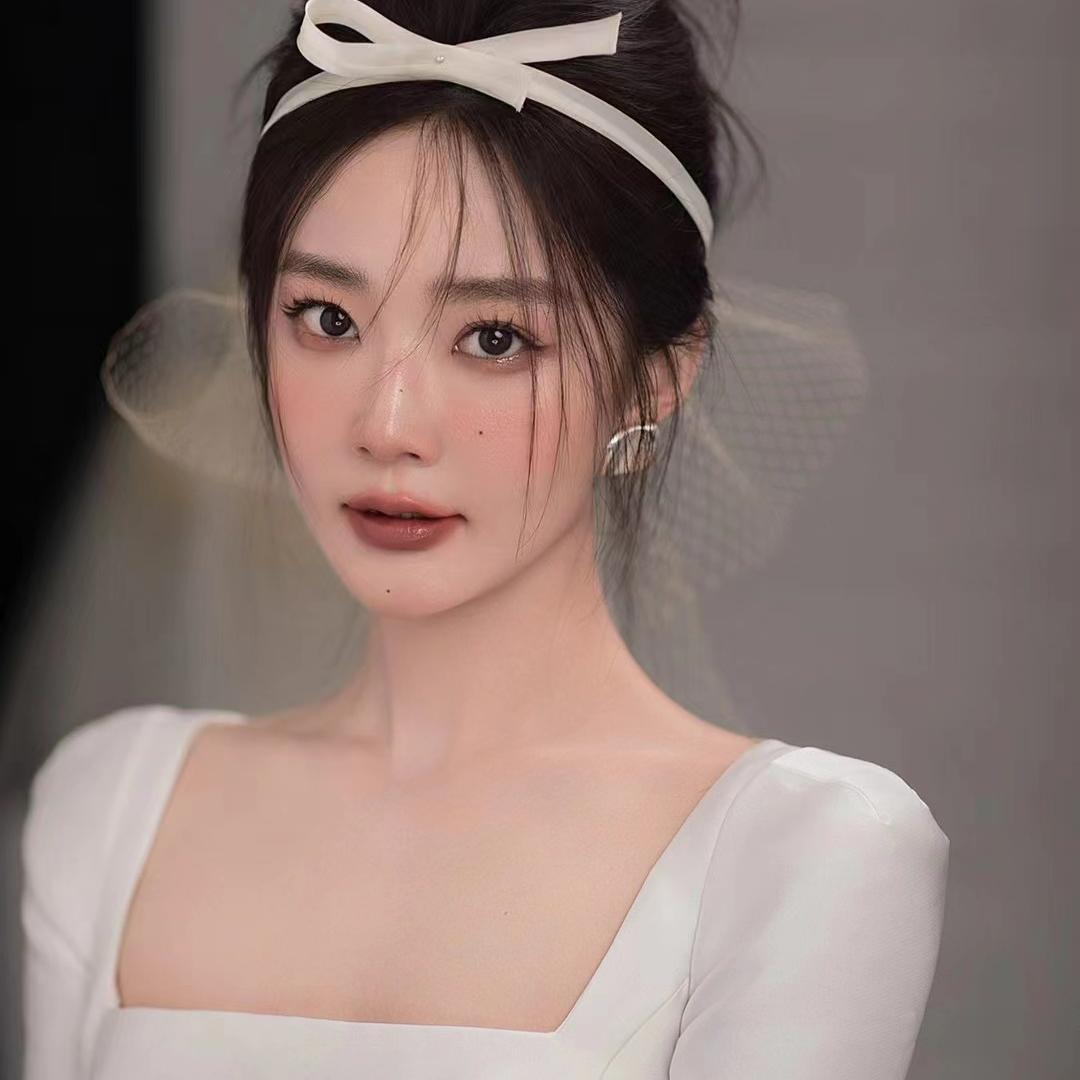 教化妆的婷婷