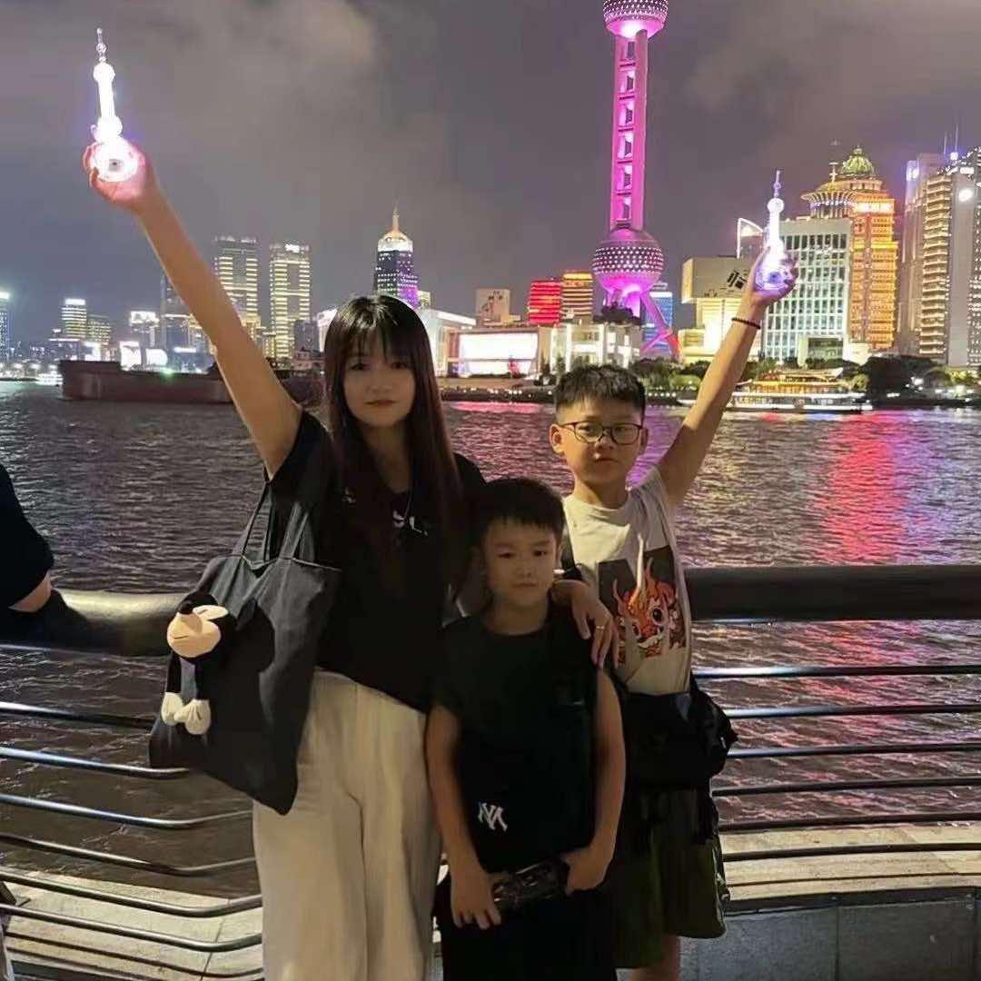 在六都寨做服装搬运的周周