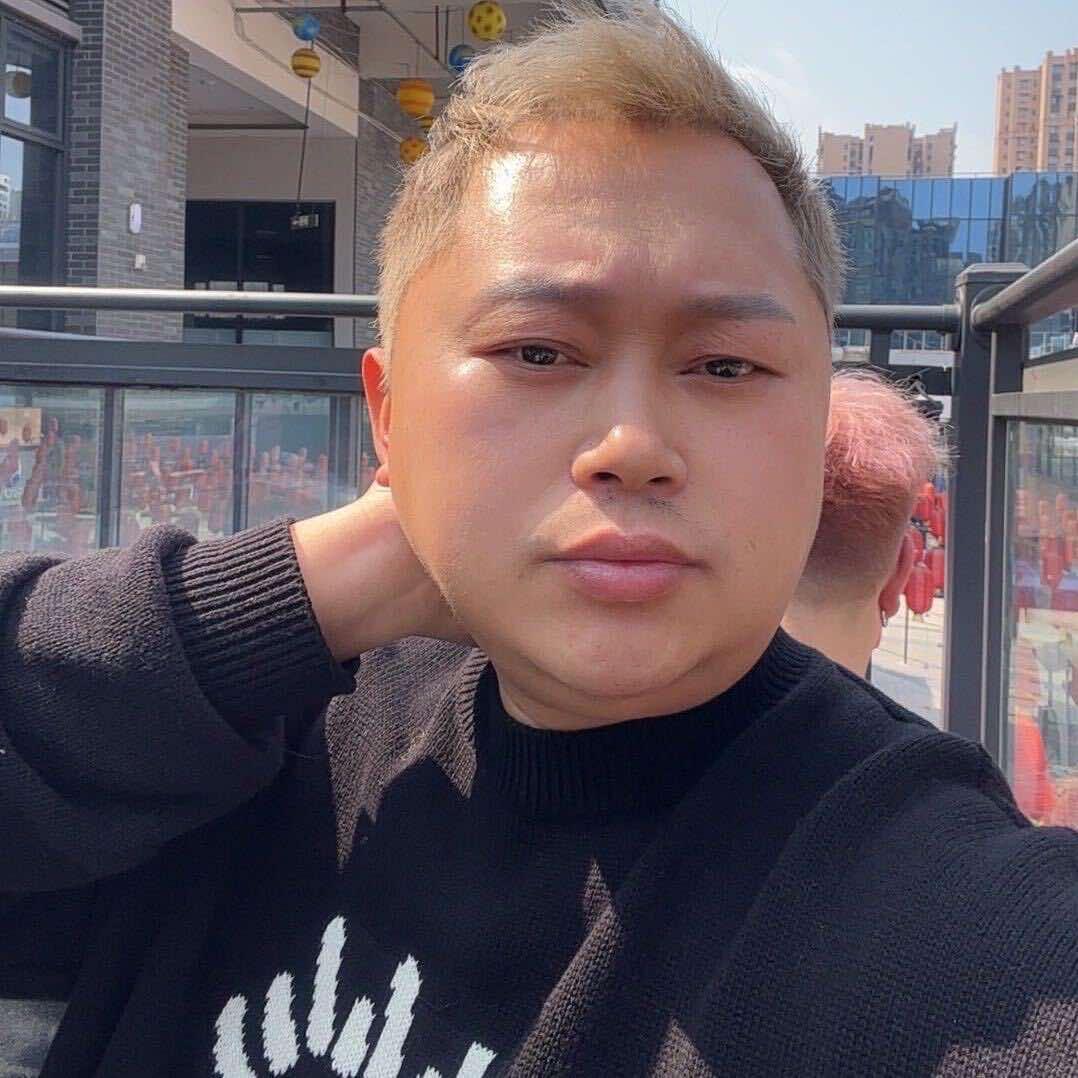 梁波专注烫发