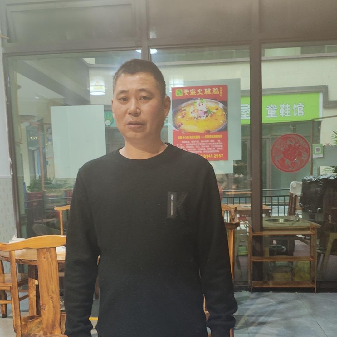 在重庆做天麻火腿鸡的王哥