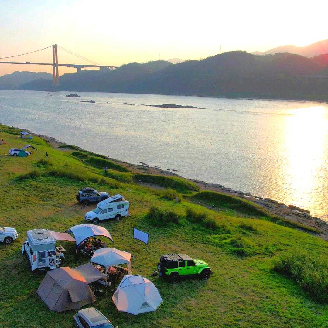 南坪坝天然草坪露营烧烤基地