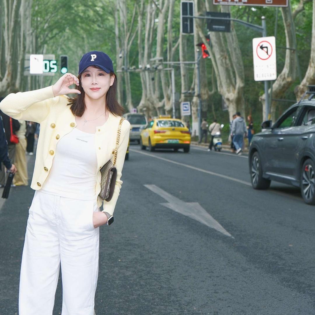 印奈儿慧慧在盂县做眉毛