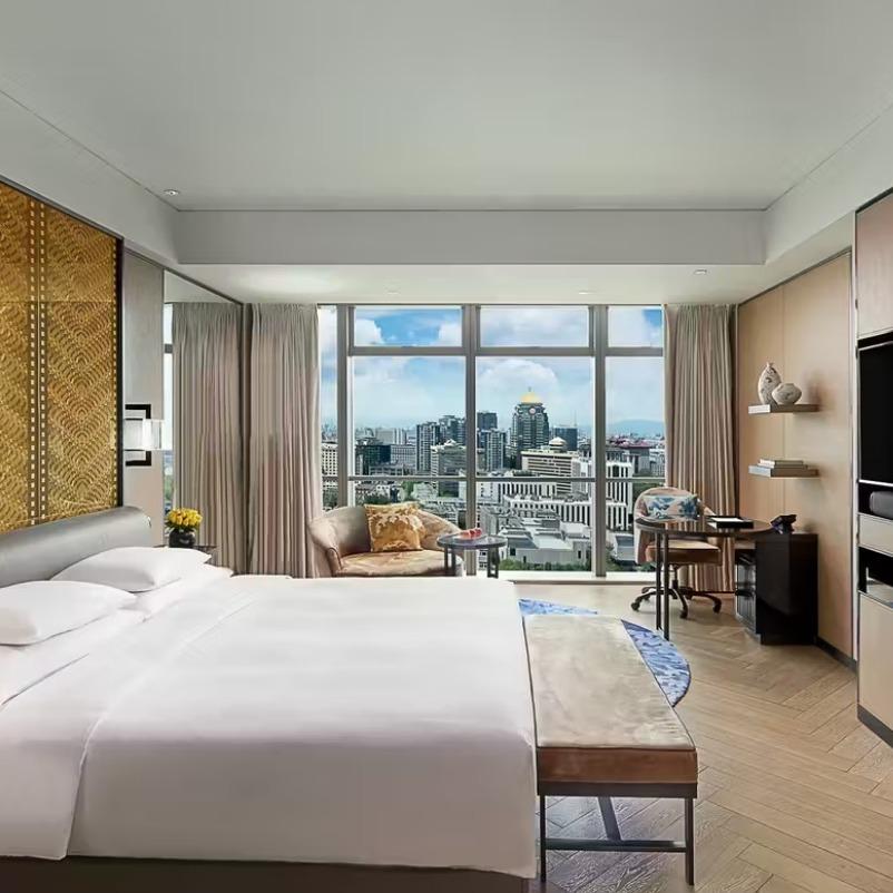 兰朝廷•高空设计影院酒店(财富广场店)