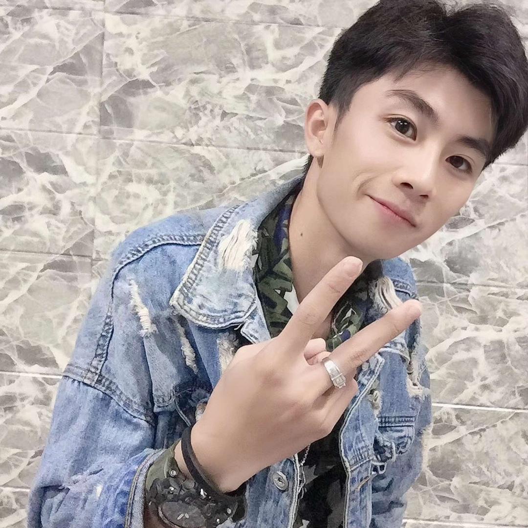 阿伦 Aaron