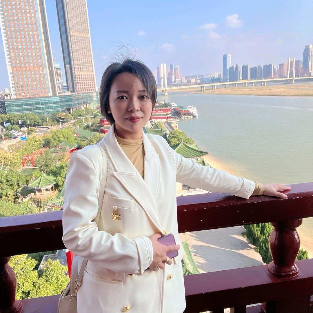 黄石做白白肌的班花林林