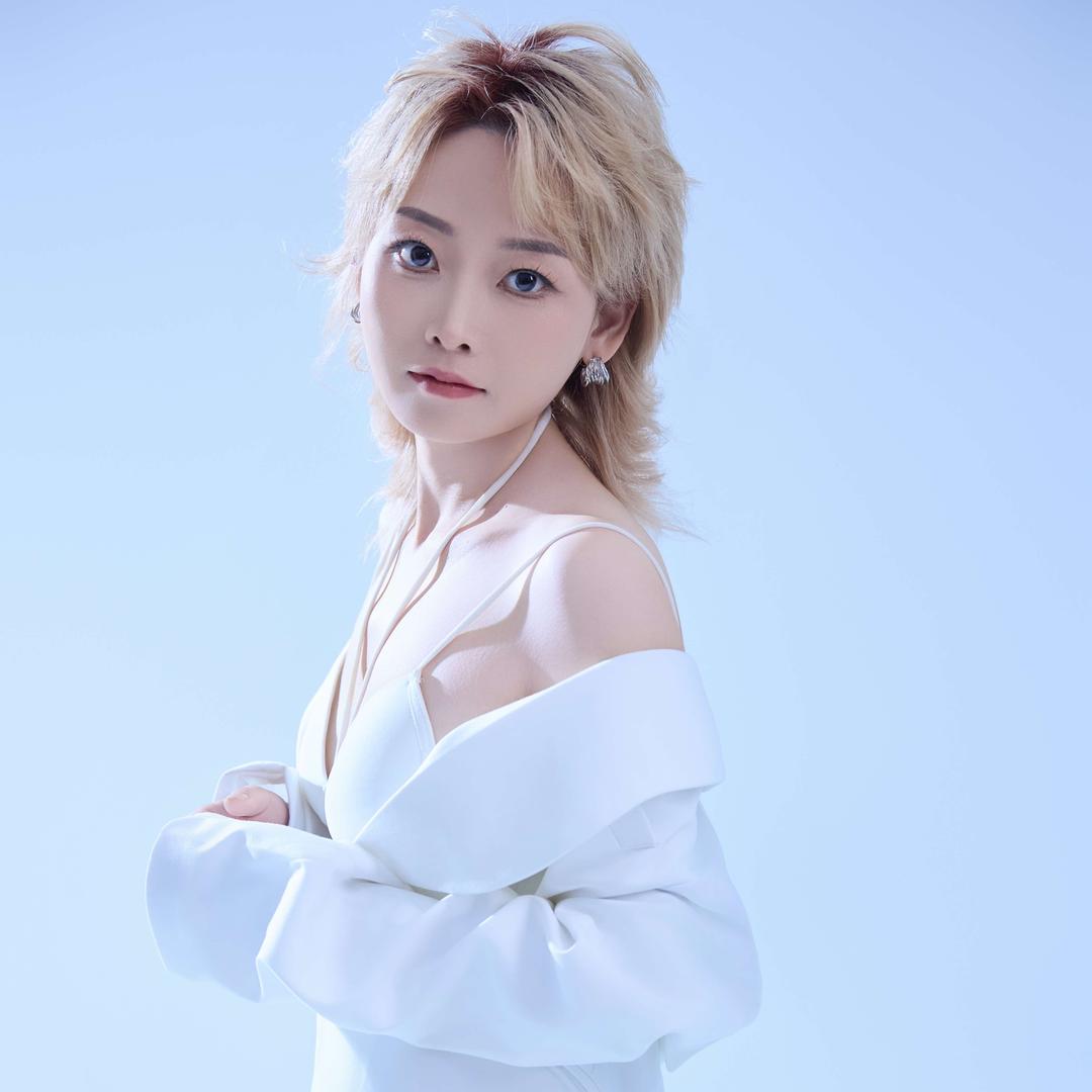 商丘女设计师晶晶