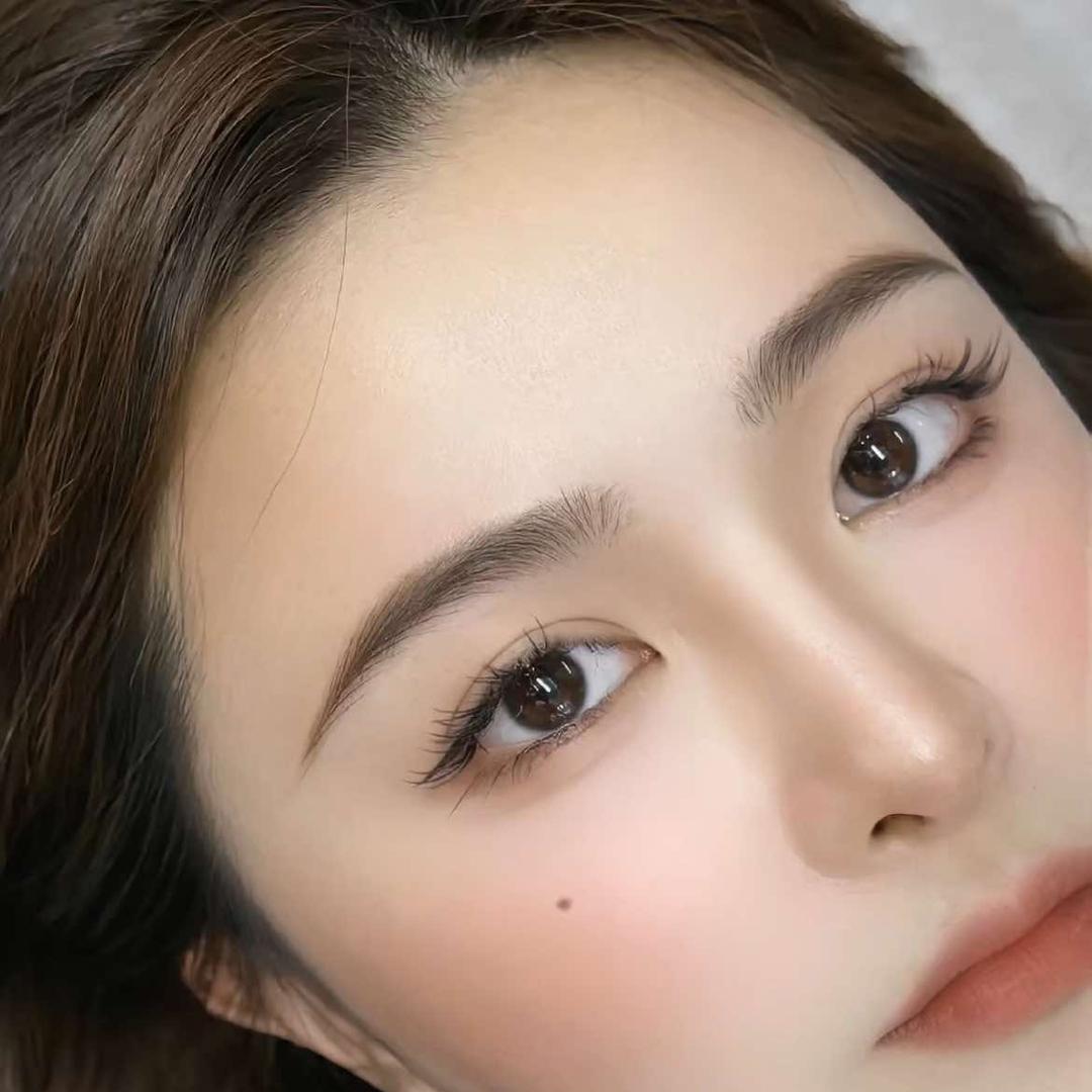 在沈丘做眉毛的糖糖