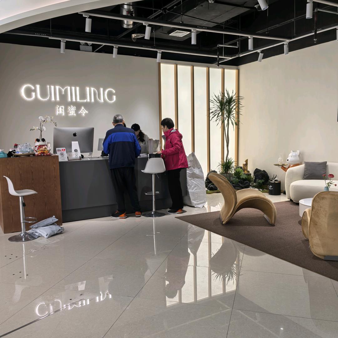 闺蜜令品牌女装线下体验店