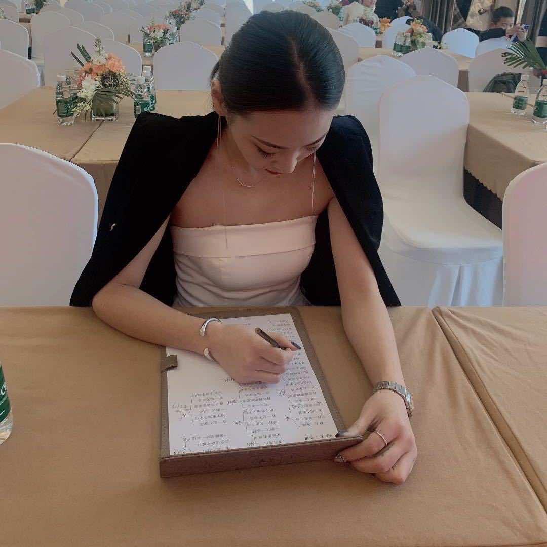 周银设计师服装集合店