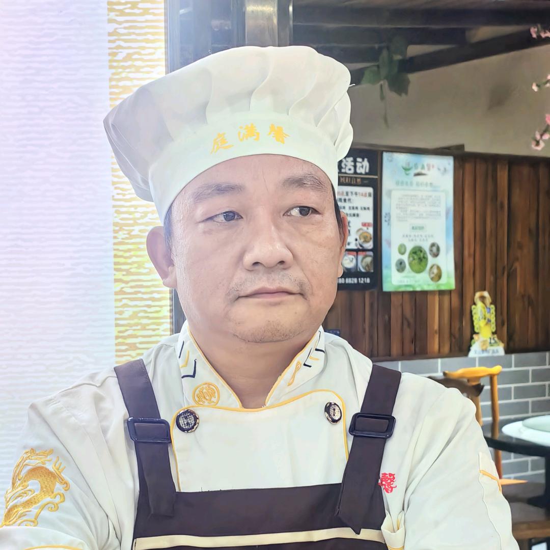 云南文山做“手撕疙瘩鸡〞的小勇哥