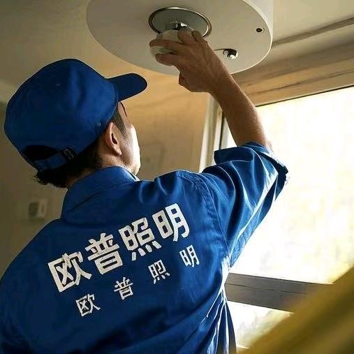 定边做灯具的李掌柜