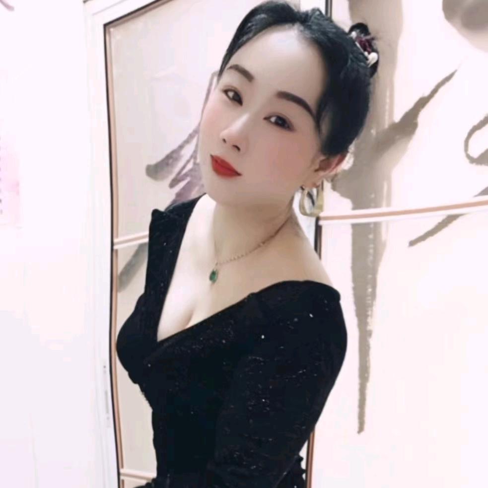 上蔡按模美女老板娘