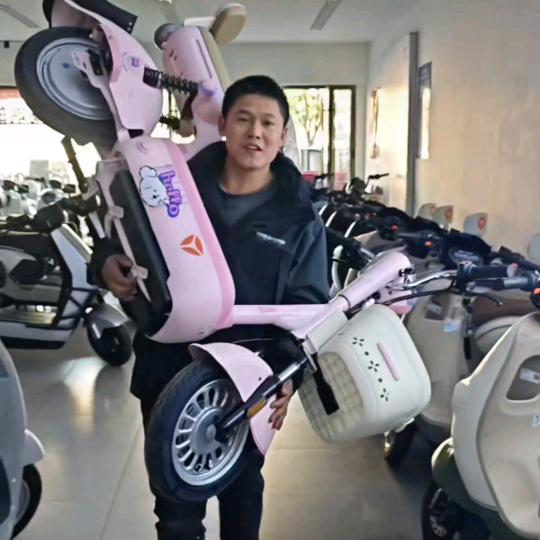 七方镇雅迪专卖店