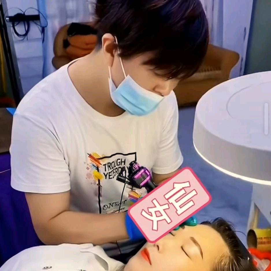 华仔仔（发型设计.假发定制.眉眼唇设计）