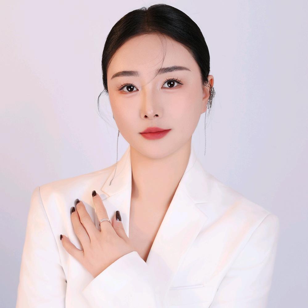 在城关镇做科技美肤的琪琪