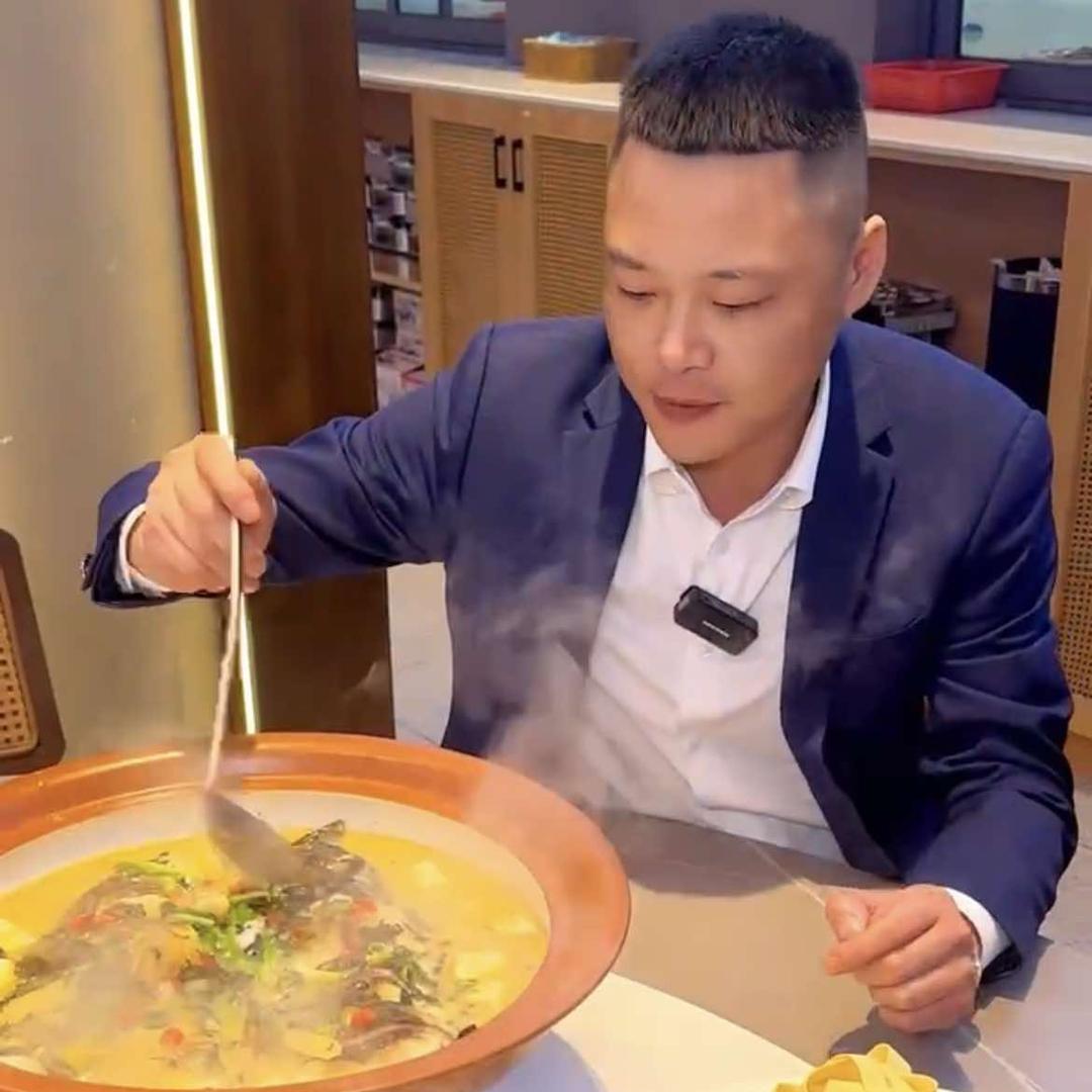 卖龙虾的小伙子