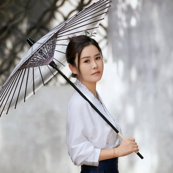 在金乡开美容院的朱茵