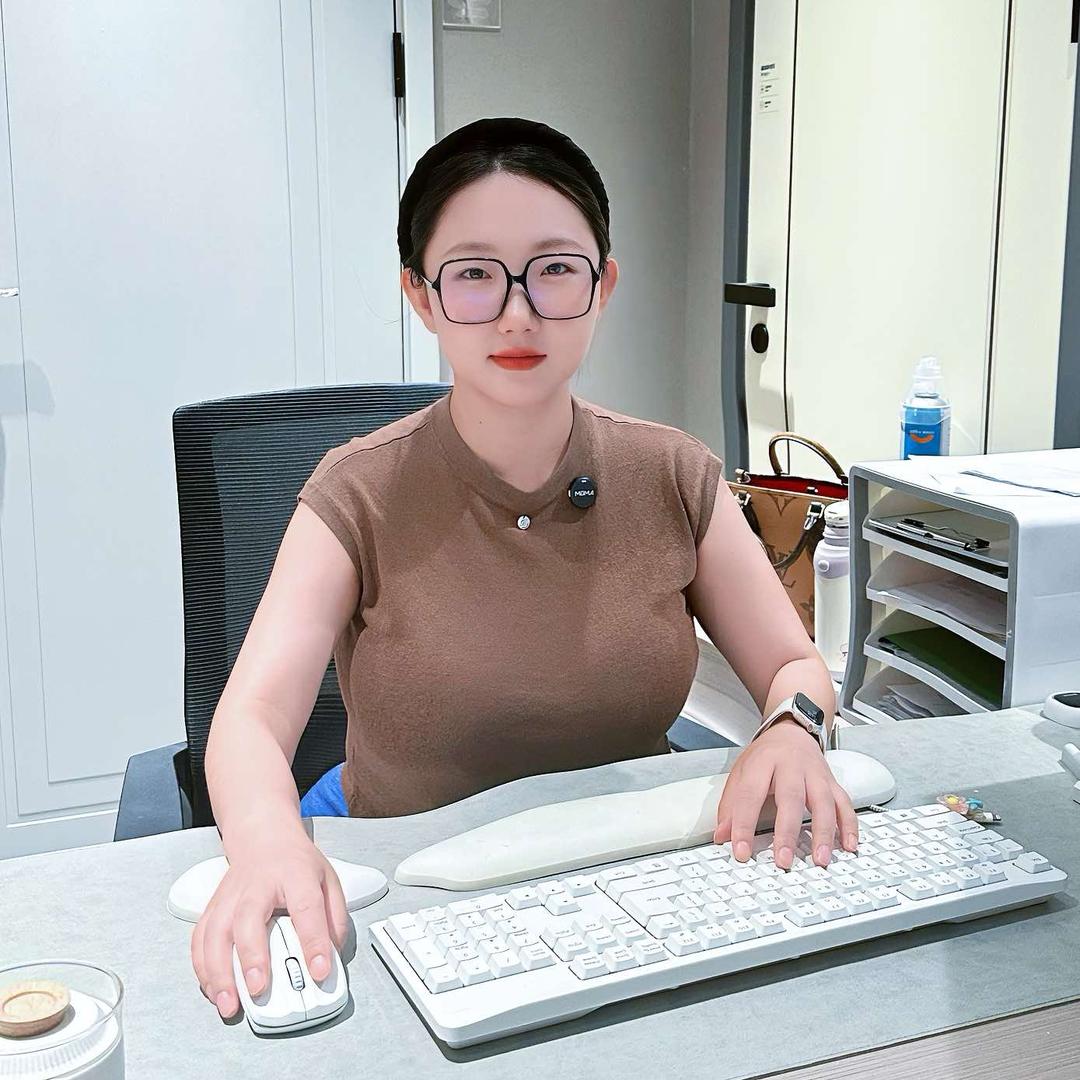 做漂亮柜子的爽妹子｜全友家居
