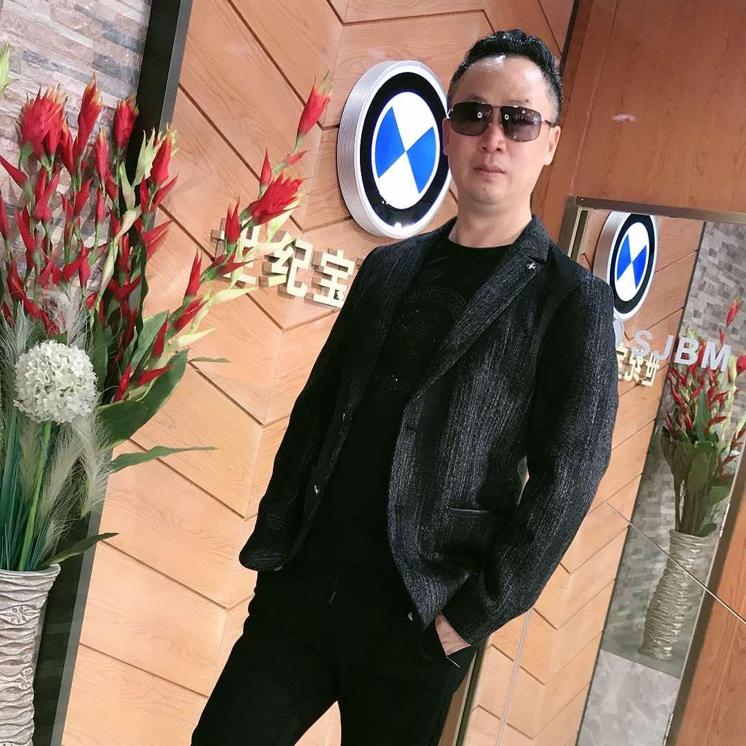 阜新世纪宝马男装