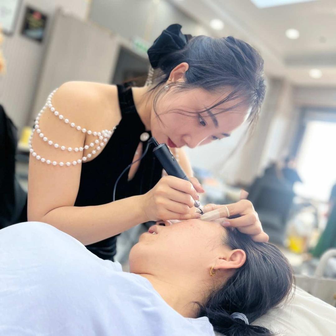 天津.津南做眉毛的小维