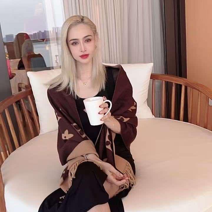 宸然苒官方号Gul nazi 服装店