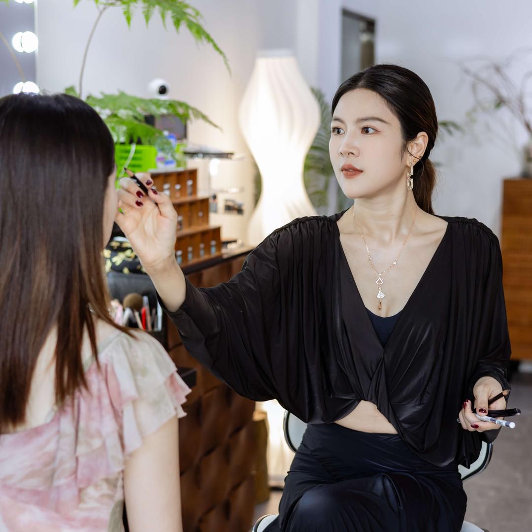 蘭老絲与野生眉· 生花美秀