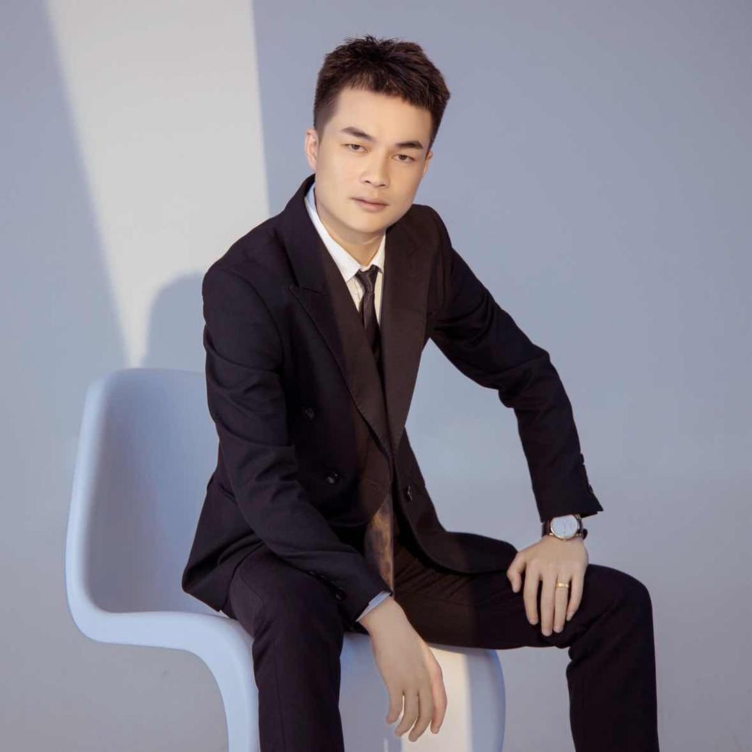 IU酒店（毕节黔西高铁站店）覃立新