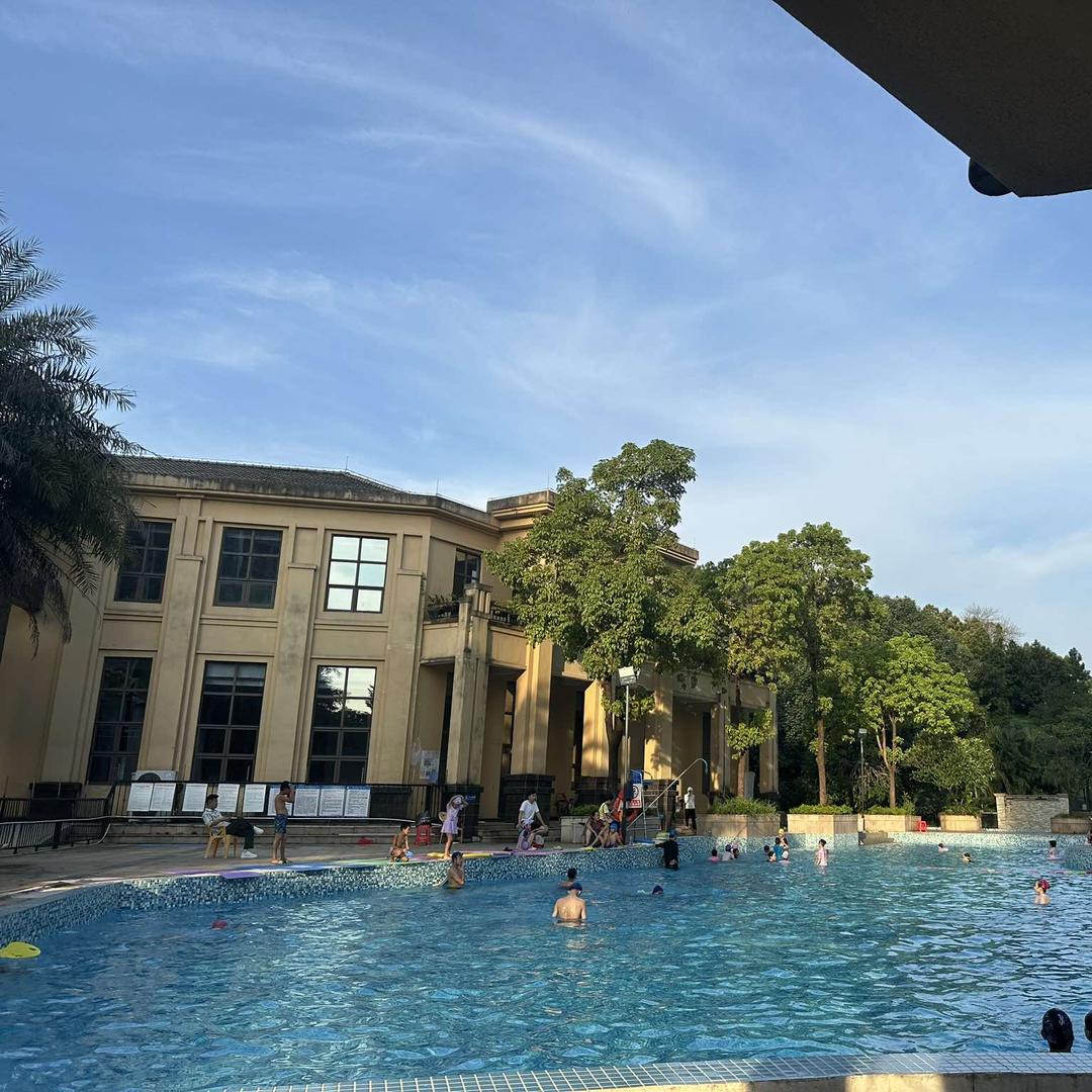 石角镇富盈凯旋城游泳池