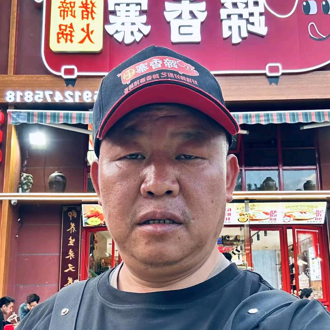 在昆明开蹄香寨猪蹄火锅的三哥