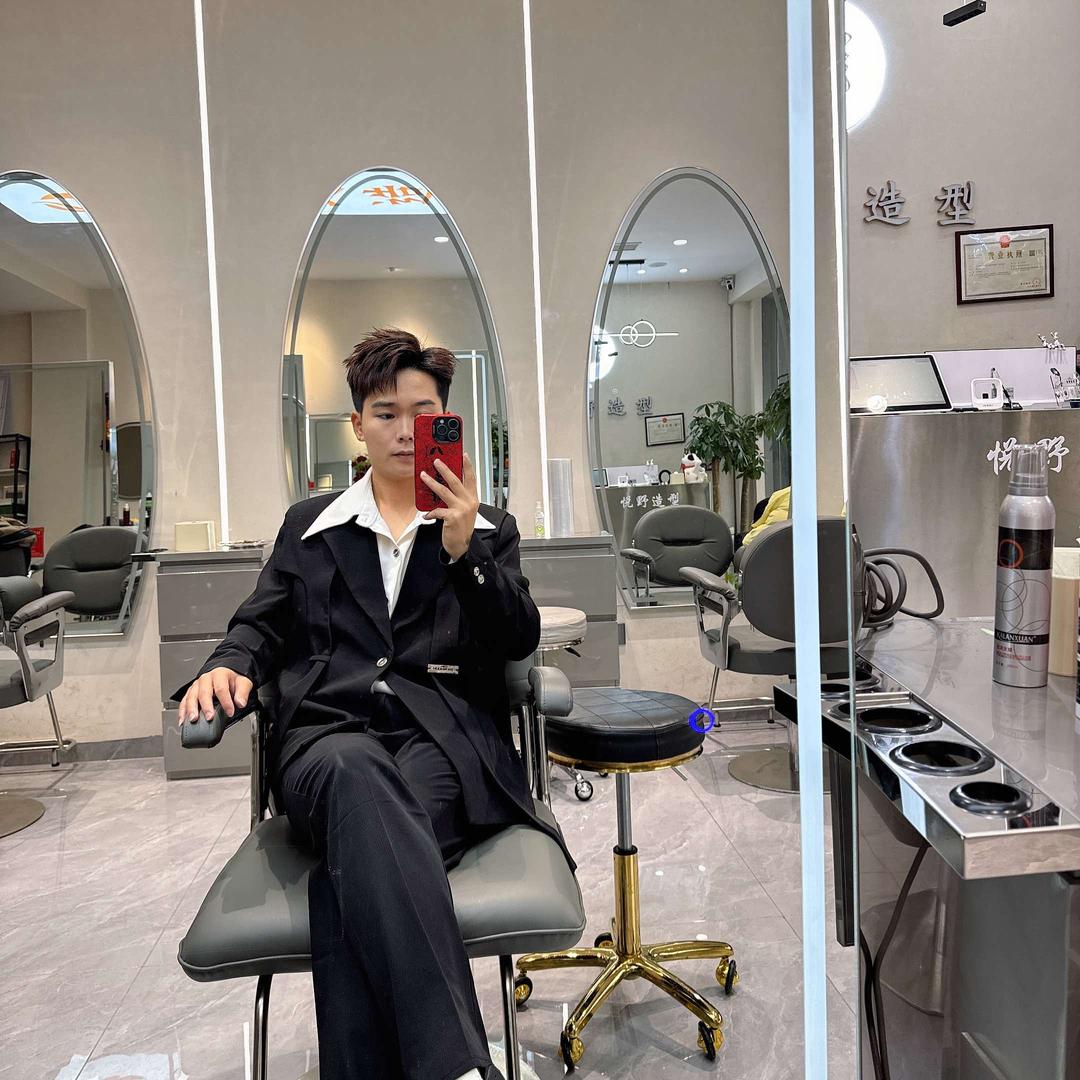 云集减龄发型设计：悦野造型，店长：欧阳