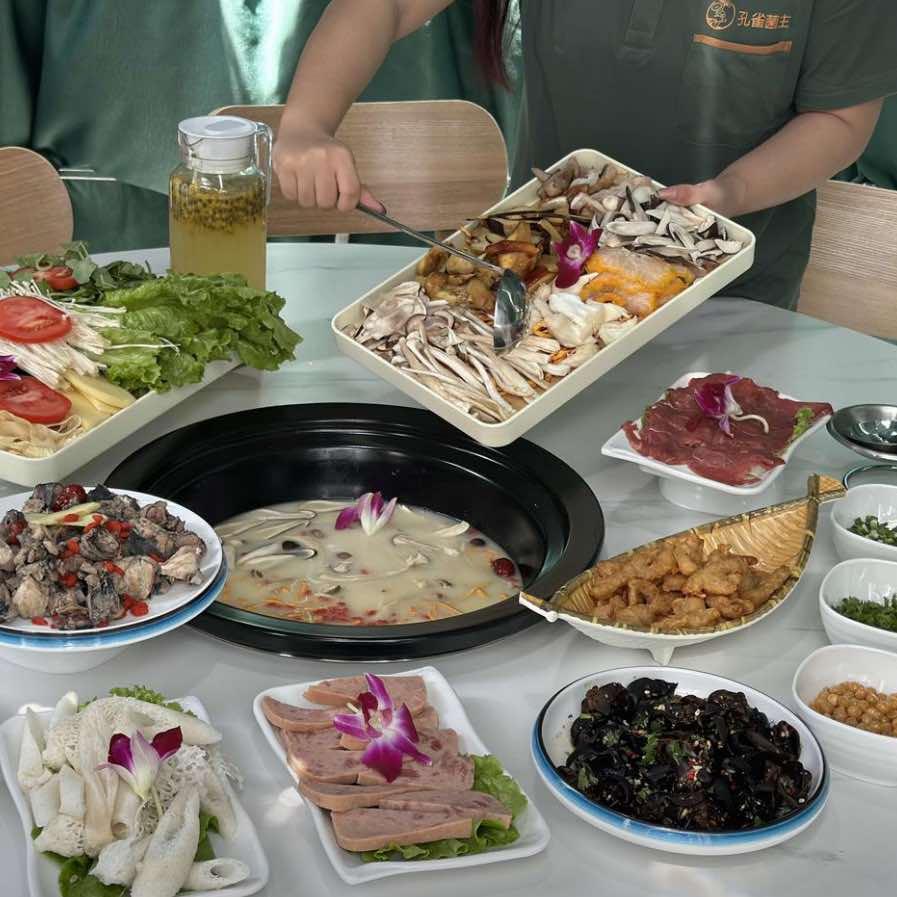 孔雀菌主野生菌火锅•孔雀宴手抓饭