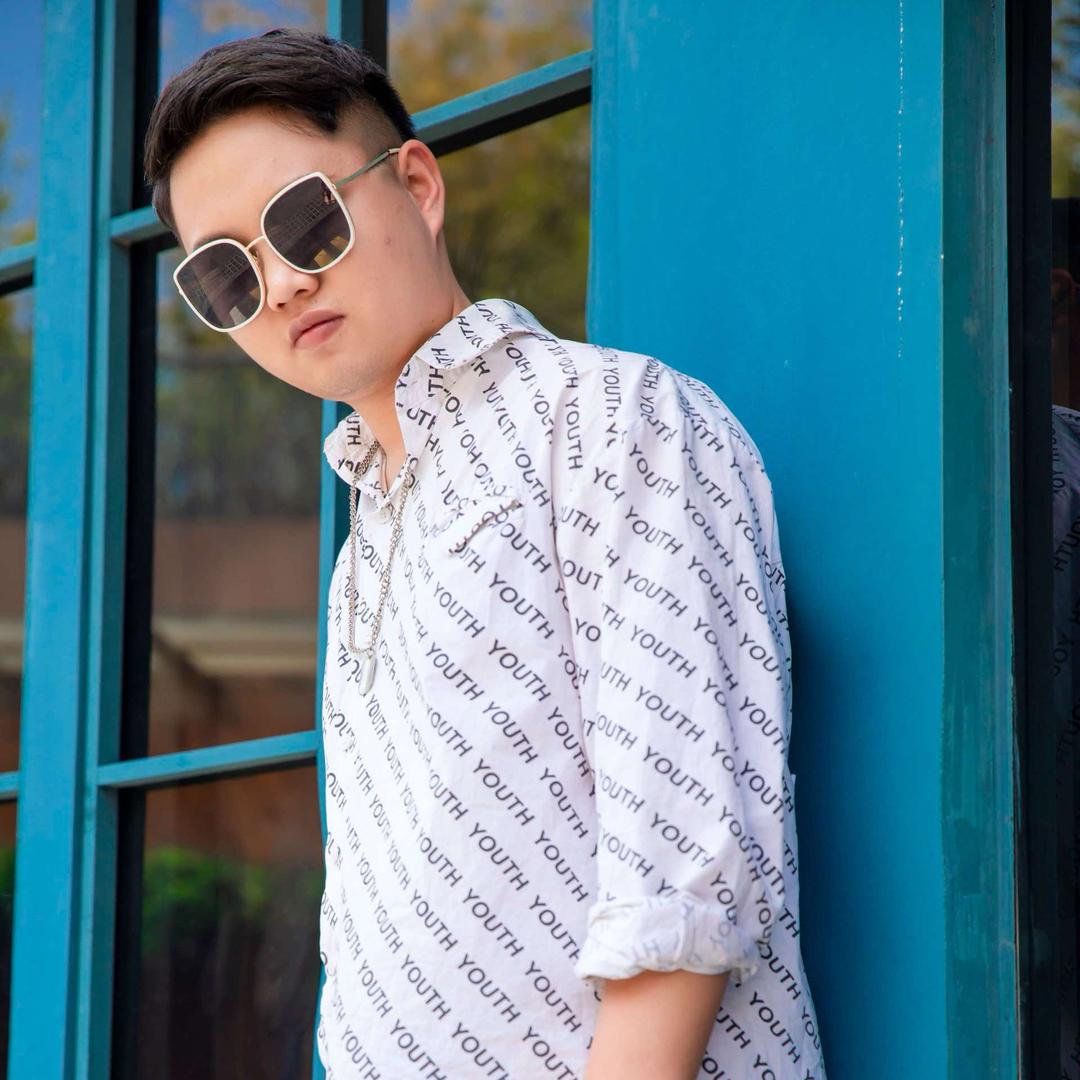 一剪钟情发型设计工作室