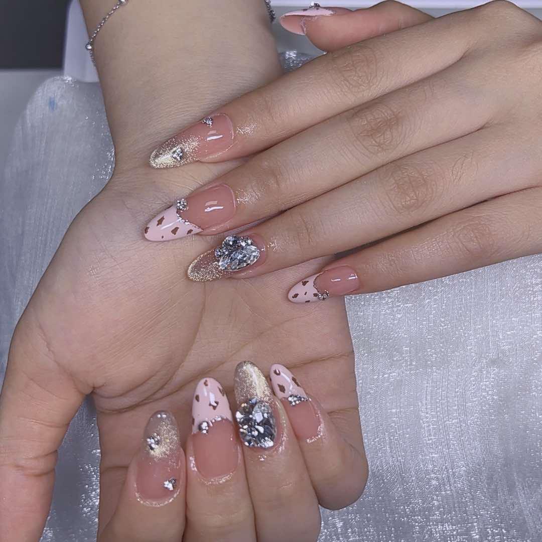 屿你美甲美睫美容