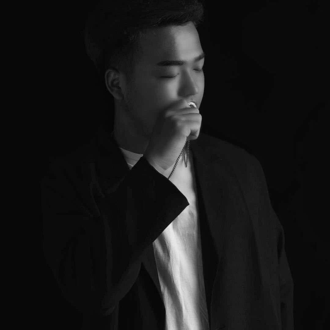 E+发社朋伟收长头发