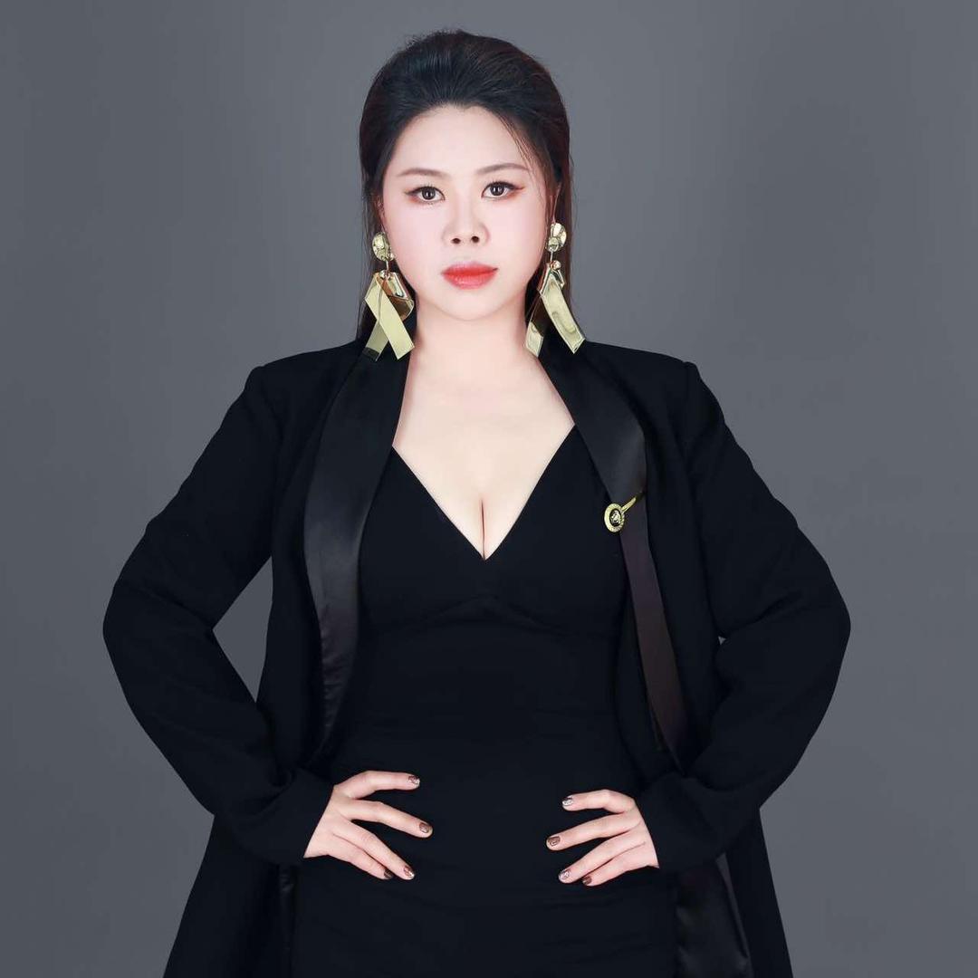 在滨江铜井干AI美业的罗丽