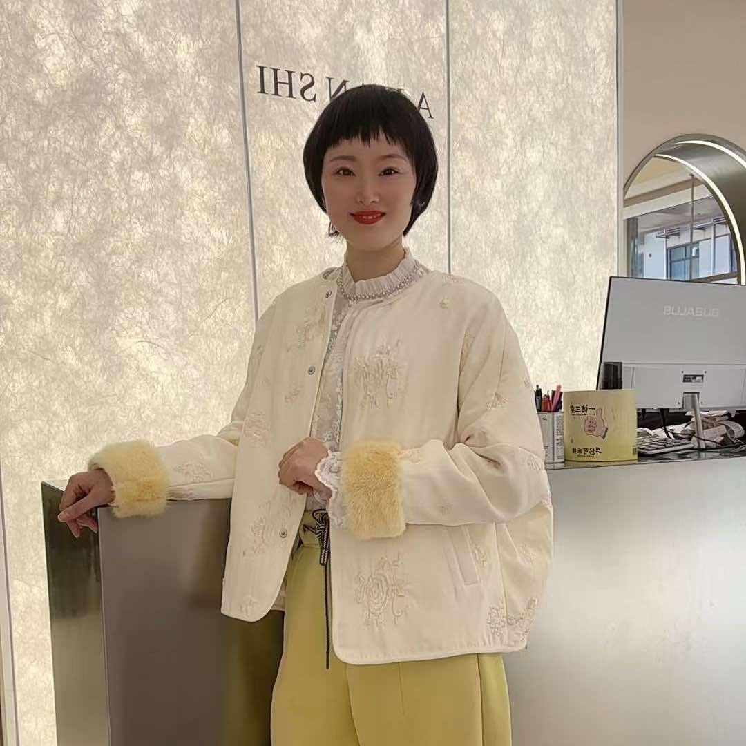 遂平县 阿曼施女装 《冯菊》